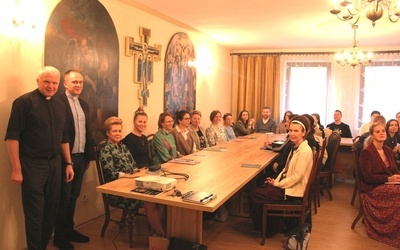 Pierwszy wykład wygłosił ks. Marek Adamczyk, rektor WSD (pierwszy od lewej). Obok stoi ks. Krzysztof Bochniak.  
