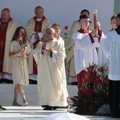 Procesja z relikwiarzem podczas beatyfikacji rodziny Ulmów w Markowej 10 września br.