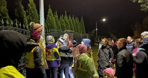 Ze świętymi można nawet rozpalić grilla