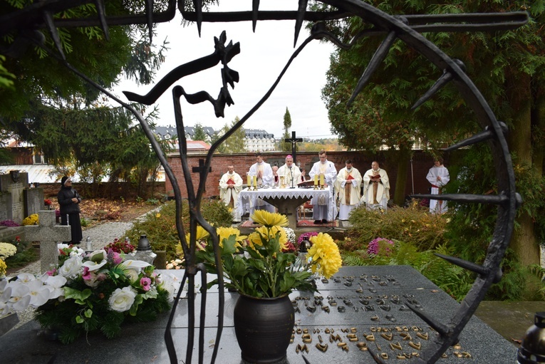 Msza św. na cmentarzu katedralnym w Sandomierzu