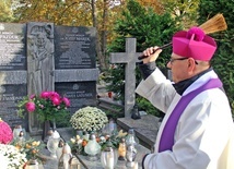 Święci przechodzą pośród nas