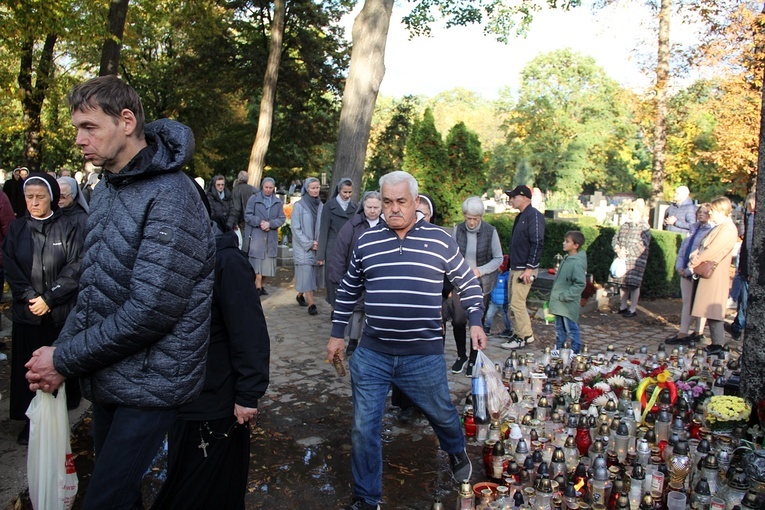 Uroczystość Wszystkich Świętych na cmentarzu św. Wawrzyńca przy ul. Bujwida