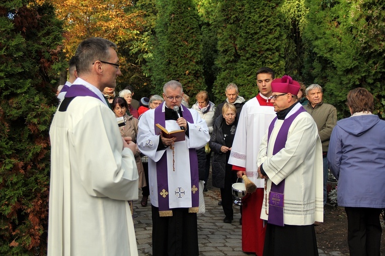 Uroczystość Wszystkich Świętych na cmentarzu św. Wawrzyńca przy ul. Bujwida