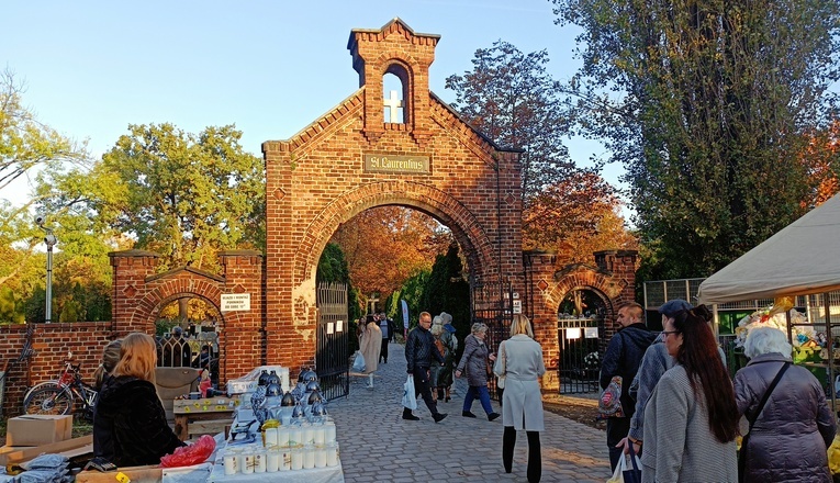 Ten cmentarz nazywają wrocławskimi Powązkami. Spoczywają tam wybitni