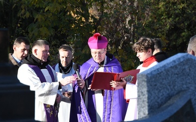 Procesja na cmentarzu Bródnowskim