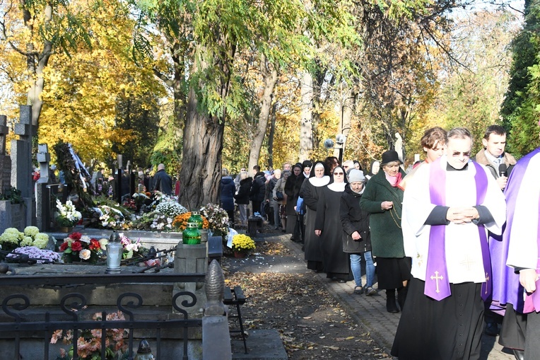 Procesja na cmentarzu Bródnowskim