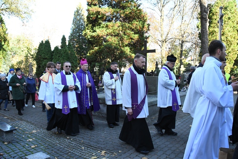 Procesja na cmentarzu Bródnowskim