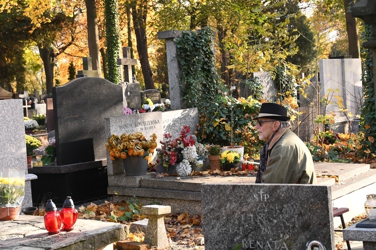 Procesja na cmentarzu Bródnowskim