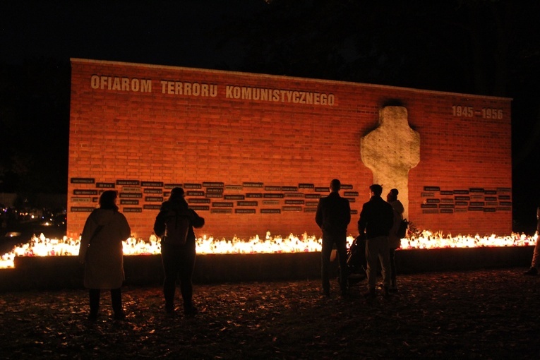 Cmentarz Osobowicki po zmroku 1 listopada