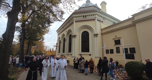 Nabożeństwo na legnickiej nekropolii