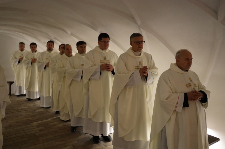 Modlitwa za zmarłych biskupów i kapłanów