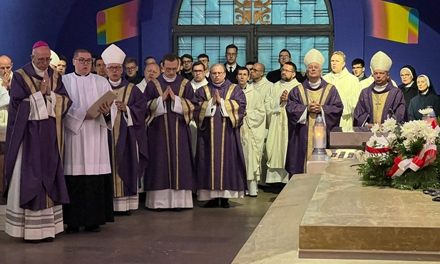 Abp Galbas w Dzień Zaduszny: Śmierć jest po stronie życia