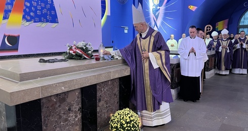 Abp Galbas: Obyśmy życiem i śmiercią uwielbili Boga
