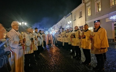 Procesja z relikwiami świętych ulicami Chełma.