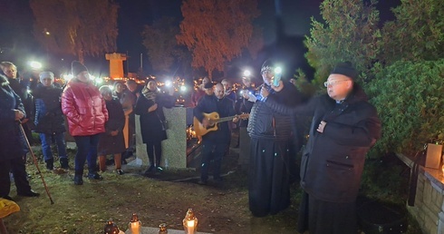 Prosili i dziękowali na cmentarzu