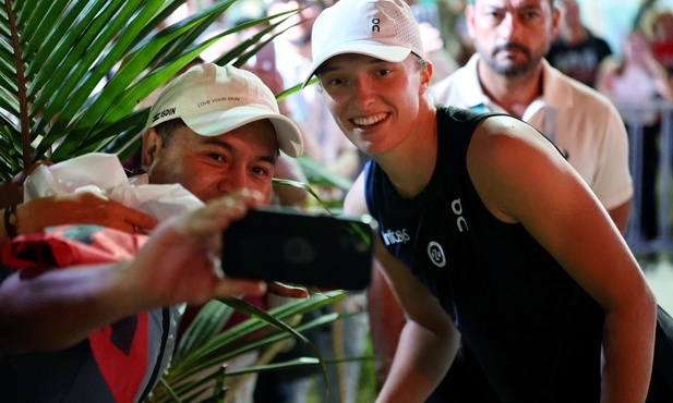 WTA Finals - Świątek pokonała Jabeur, w półfinale zagra z Sabalenką