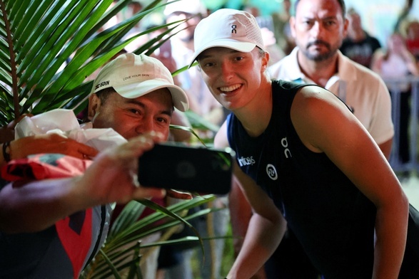 WTA Finals - Świątek pokonała Jabeur, w półfinale zagra z Sabalenką