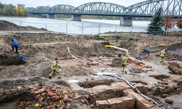 Toruń: Wypompowywanie wody z kompleksu św. Ducha