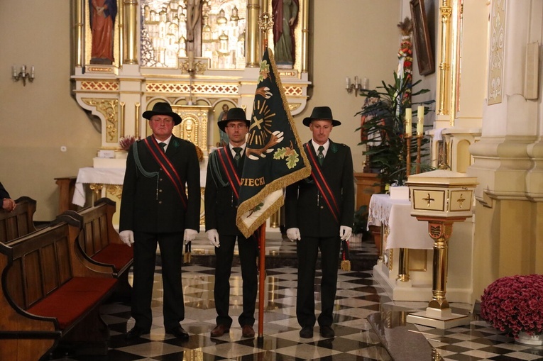 Poczet sztandarowy Koła Łowieckiego "Dzik".