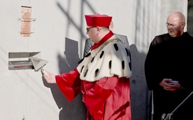 Metropolita krakowski poświęcił i wmurował kamień węgielny pod budowę kampusu Jana Pawła II UPJPII w Krakowie
