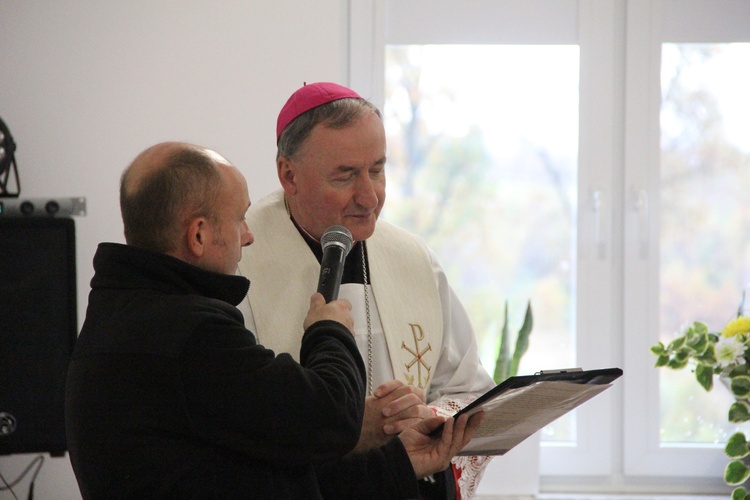 Pogwizdów. Poświęcenie groty Matki Bożej, plenerowej drogi krzyżowej i domu parafialnego