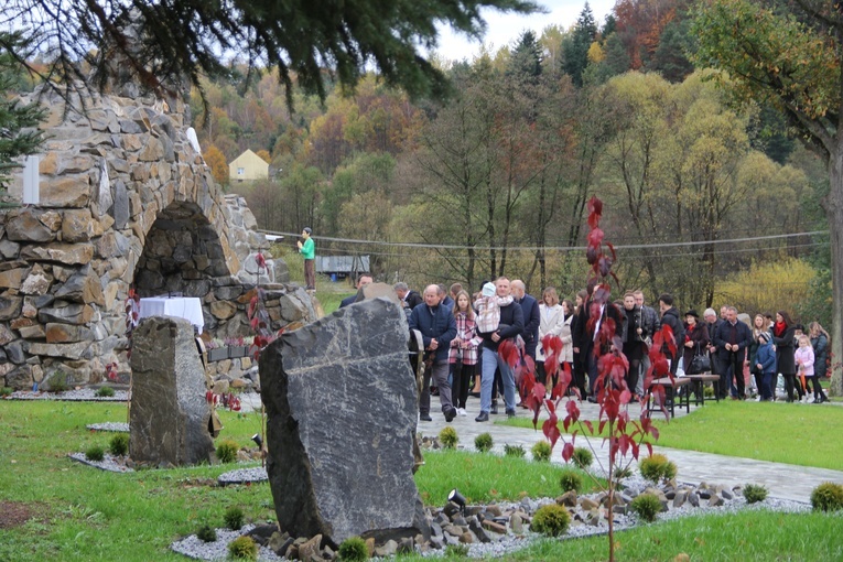 Pogwizdów. Poświęcenie groty Matki Bożej, plenerowej drogi krzyżowej i domu parafialnego