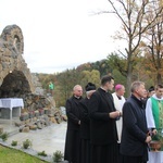 Pogwizdów. Poświęcenie groty Matki Bożej, plenerowej drogi krzyżowej i domu parafialnego