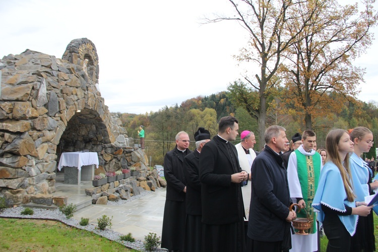 Pogwizdów. Poświęcenie groty Matki Bożej, plenerowej drogi krzyżowej i domu parafialnego