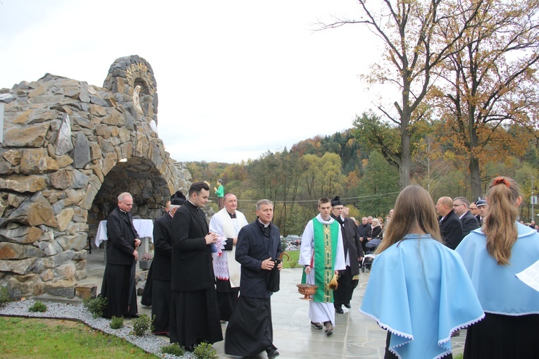 Pogwizdów. Poświęcenie groty Matki Bożej, plenerowej drogi krzyżowej i domu parafialnego