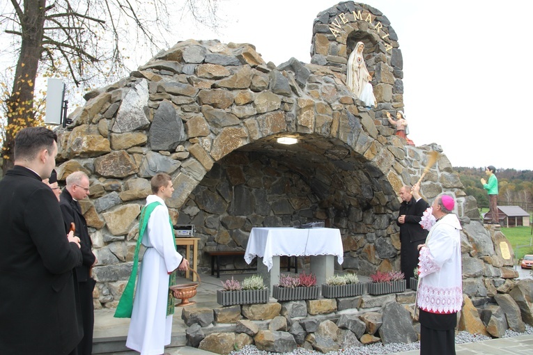Pogwizdów. Poświęcenie groty Matki Bożej, plenerowej drogi krzyżowej i domu parafialnego