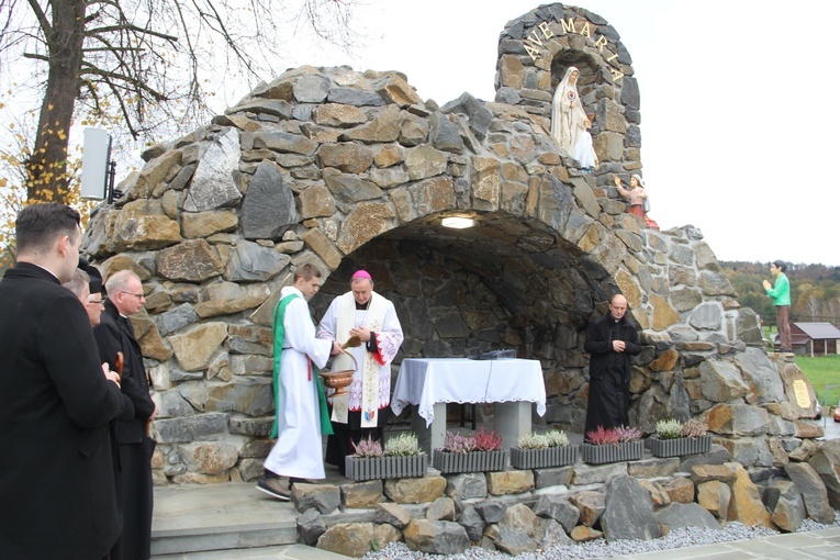 Pogwizdów. Poświęcenie groty Matki Bożej, plenerowej drogi krzyżowej i domu parafialnego