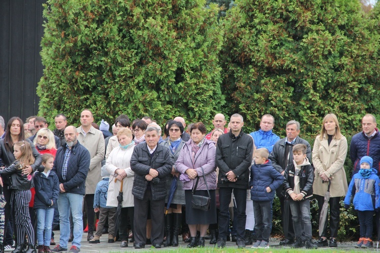 Pogwizdów. Poświęcenie groty Matki Bożej, plenerowej drogi krzyżowej i domu parafialnego