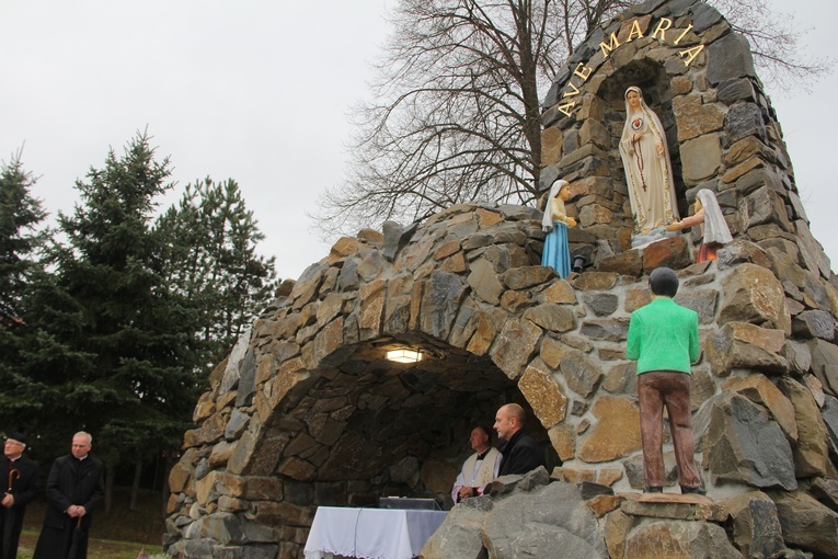 Pogwizdów. Poświęcenie groty Matki Bożej, plenerowej drogi krzyżowej i domu parafialnego