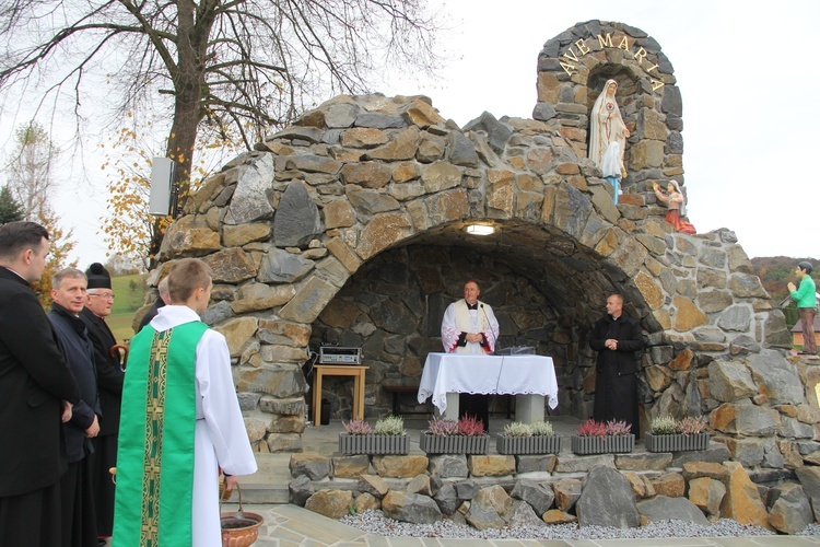 Pogwizdów. Poświęcenie groty Matki Bożej, plenerowej drogi krzyżowej i domu parafialnego