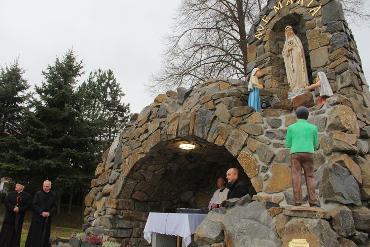 Pogwizdów. Poświęcenie groty Matki Bożej, plenerowej drogi krzyżowej i domu parafialnego