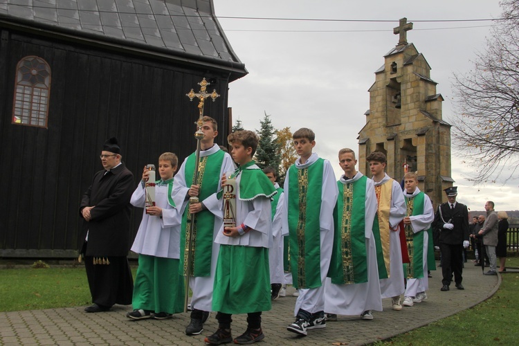 Pogwizdów. Poświęcenie groty Matki Bożej, plenerowej drogi krzyżowej i domu parafialnego