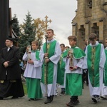 Pogwizdów. Poświęcenie groty Matki Bożej, plenerowej drogi krzyżowej i domu parafialnego