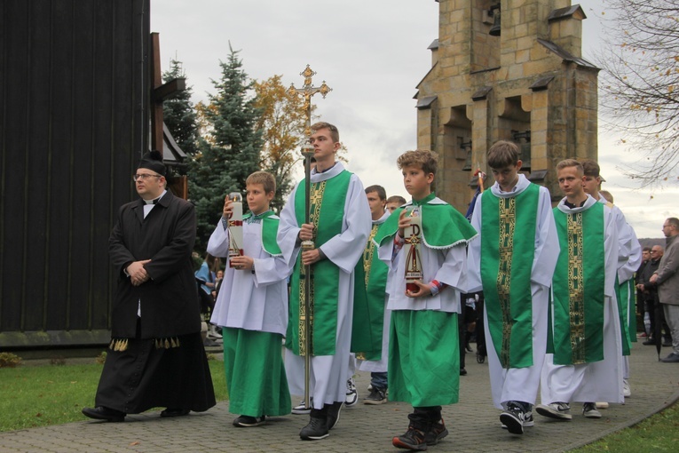 Pogwizdów. Poświęcenie groty Matki Bożej, plenerowej drogi krzyżowej i domu parafialnego