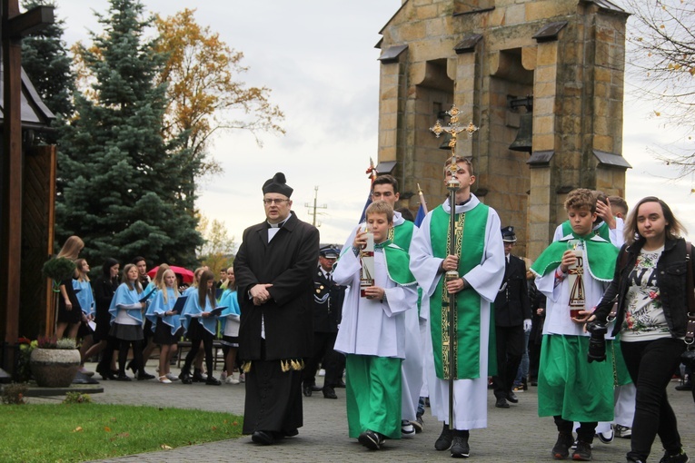 Pogwizdów. Poświęcenie groty Matki Bożej, plenerowej drogi krzyżowej i domu parafialnego