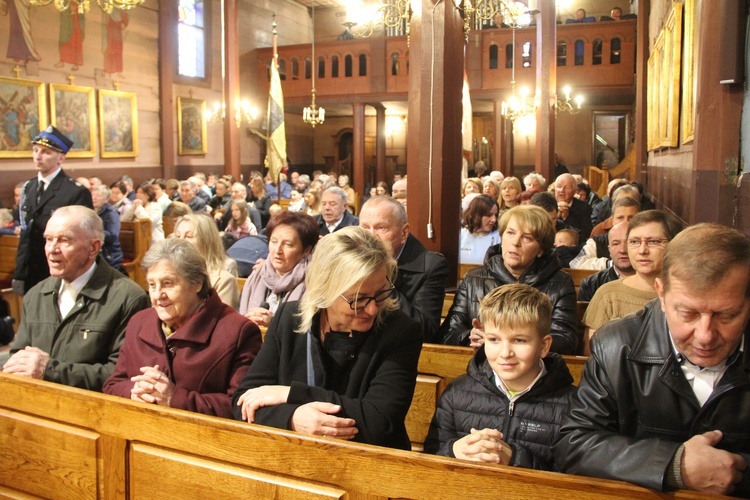 Pogwizdów. Poświęcenie groty Matki Bożej, plenerowej drogi krzyżowej i domu parafialnego