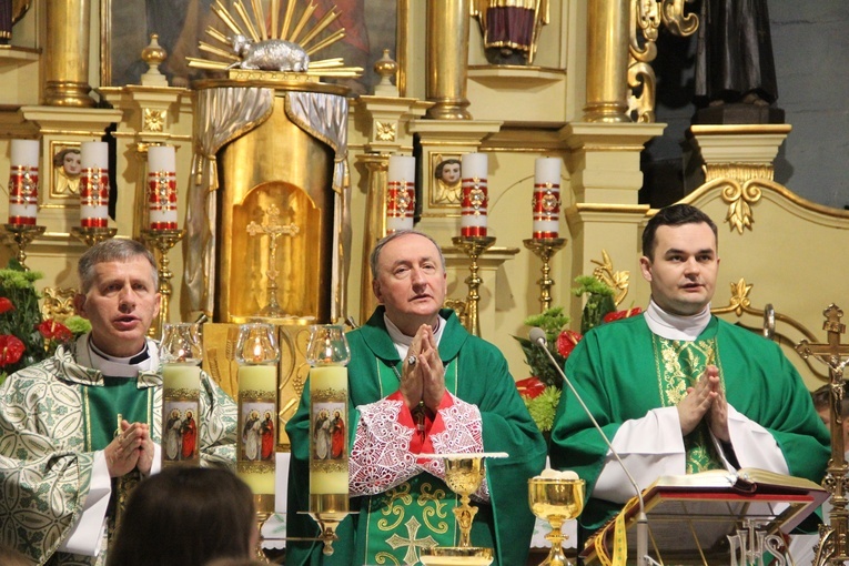 Pogwizdów. Poświęcenie groty Matki Bożej, plenerowej drogi krzyżowej i domu parafialnego