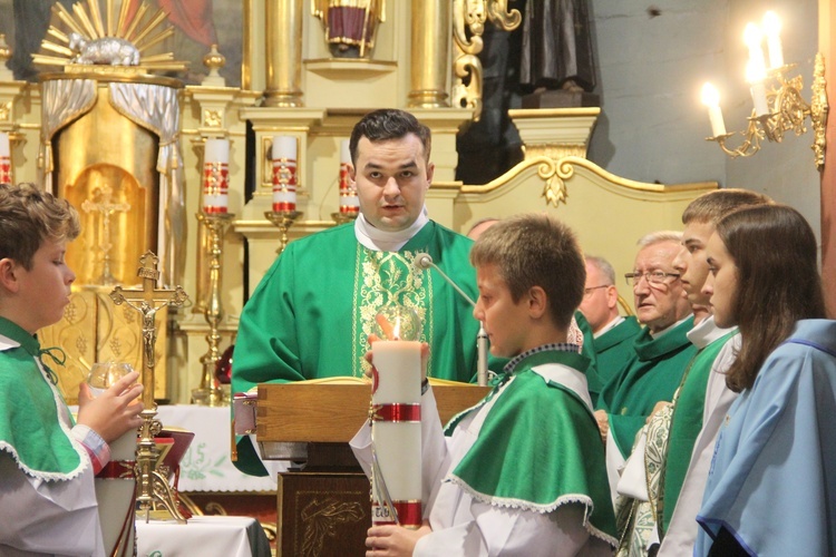 Pogwizdów. Poświęcenie groty Matki Bożej, plenerowej drogi krzyżowej i domu parafialnego