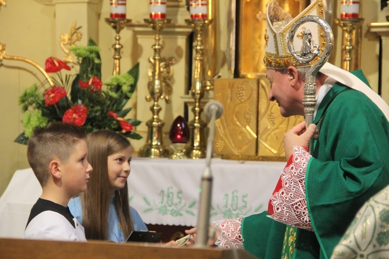 Pogwizdów. Poświęcenie groty Matki Bożej, plenerowej drogi krzyżowej i domu parafialnego