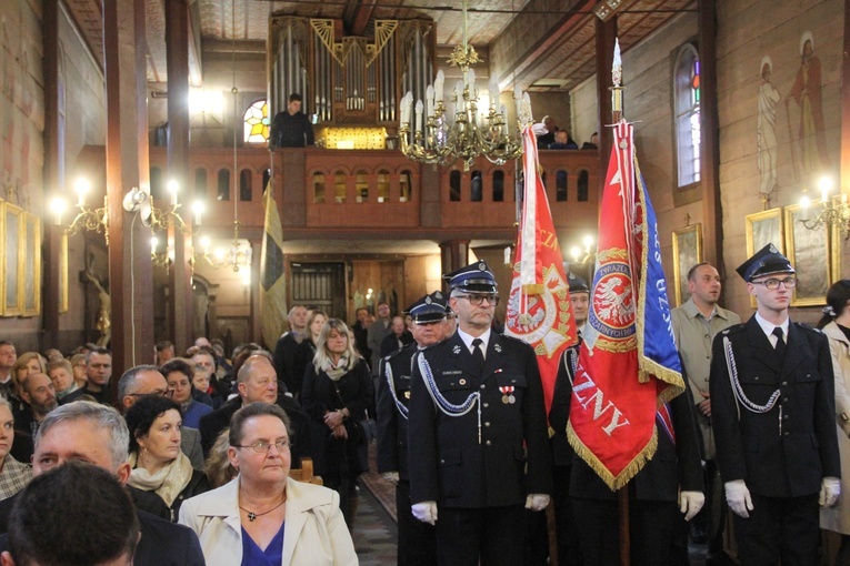 Pogwizdów. Poświęcenie groty Matki Bożej, plenerowej drogi krzyżowej i domu parafialnego