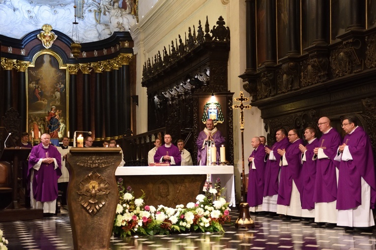 Liturgia za zmarłych biskupów i prezbiterów archidiecezji