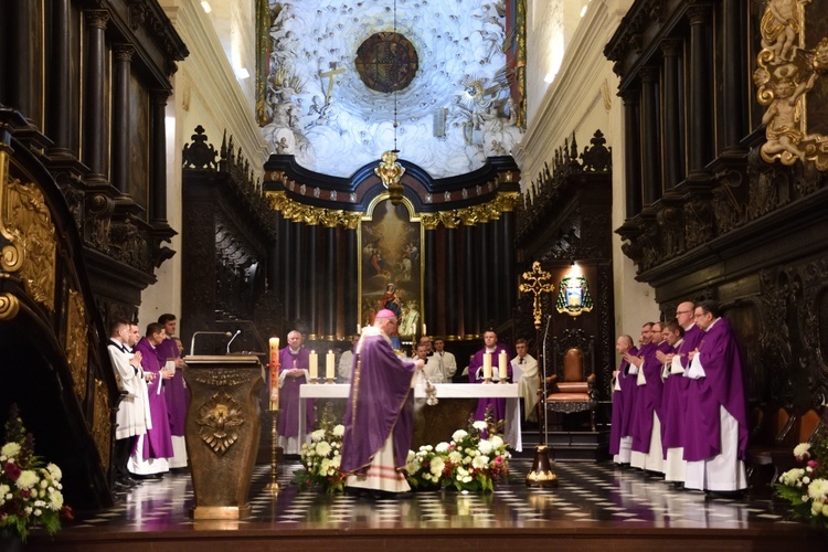 Liturgia za zmarłych biskupów i prezbiterów archidiecezji