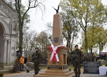 W uroczystości odsłonięcia i poświęcenia pomnika, wzięła udział m.in. wojskowa kompania honorowa.