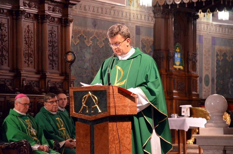 Imiona zmarłych przywołał w wypominkach ks. dr Radosław Zawadzki, dyrektor Caritas Diecezji Płockiej.