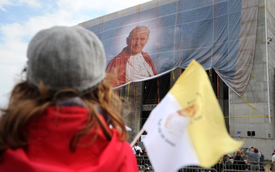 Odwrócić kierunek. O Janie Pawle II, memach i synodalnej kulturze słuchania 