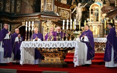 Wraz z biskupem świdnickim w intencji zmarłych kapłanów modlił się: biskup senior I. Dec, biskup pomocniczy A. Bałabuch, kanclerz ks. A. Chwastyk, ks. S. Przerada i ks. T. Gwizdek.